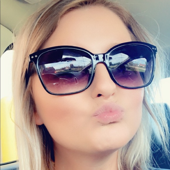 Meet your Posher, Kayla - Picture 1 of 1